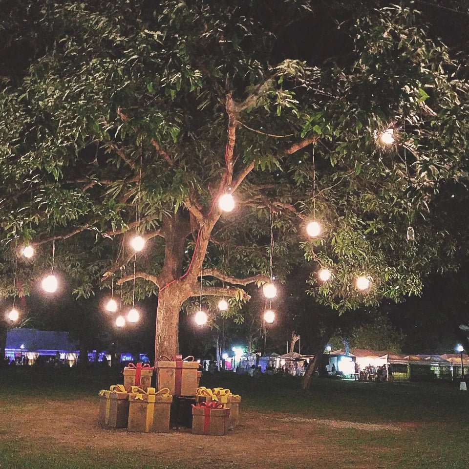 Christmas tree with gifts underneath - 29lines